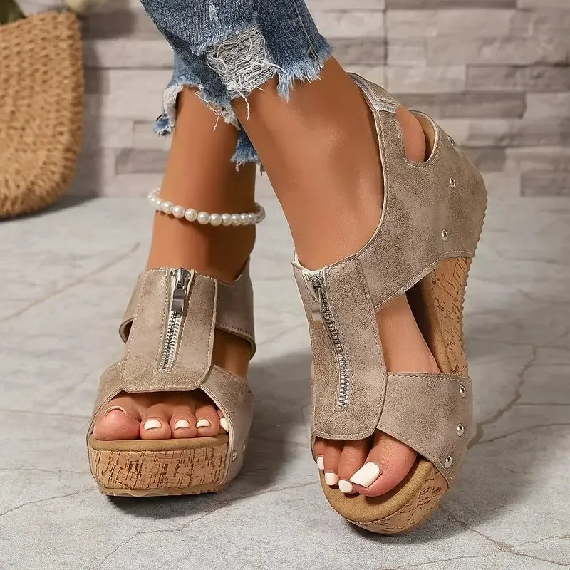 Freda™ | Sandali con Zeppa e Zip Intagliata