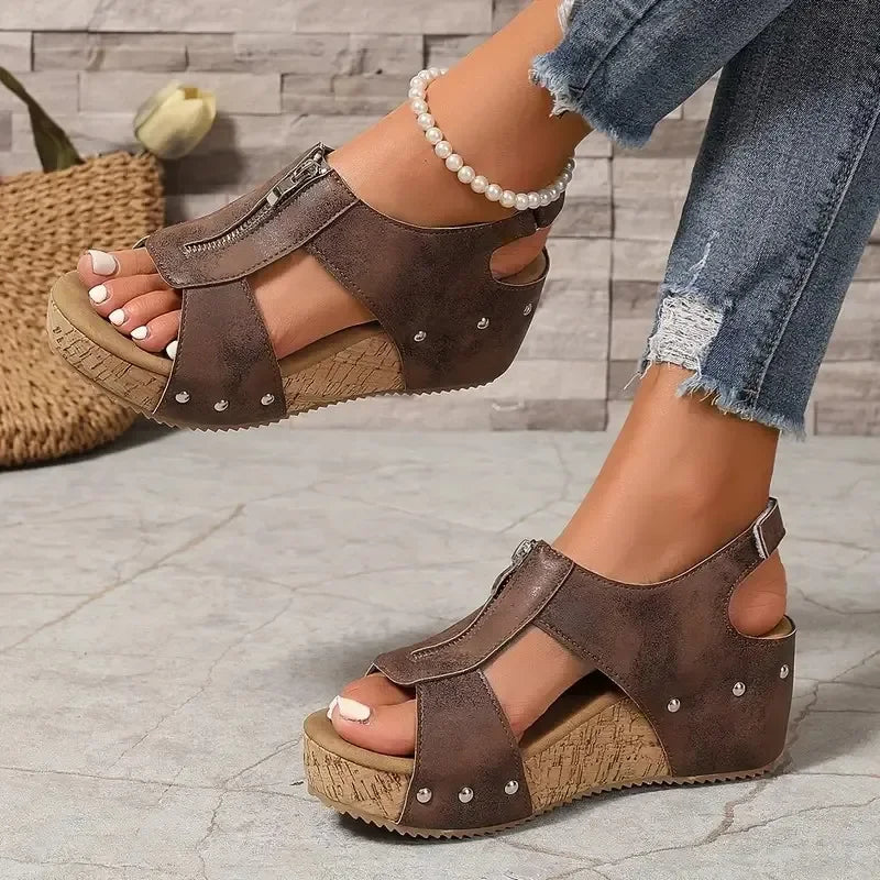 Freda™ | Sandali con Zeppa e Zip Intagliata