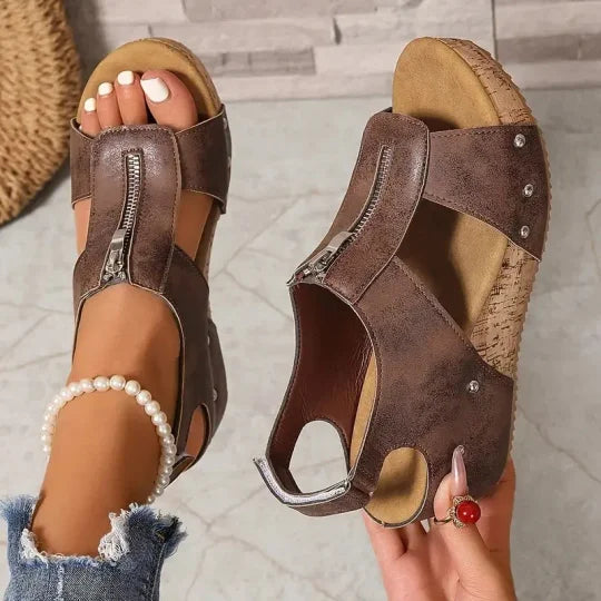 Freda™ | Sandali con Zeppa e Zip Intagliata