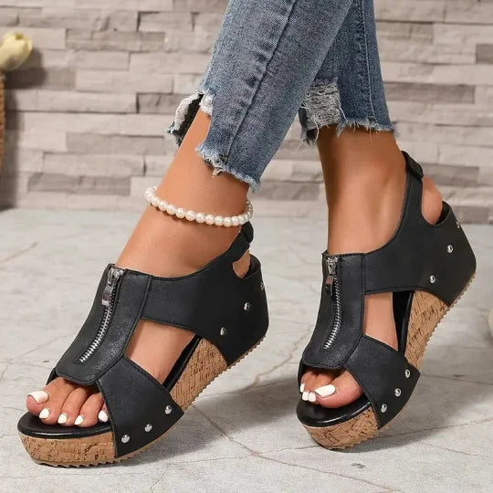 Freda™ | Sandali con Zeppa e Zip Intagliata